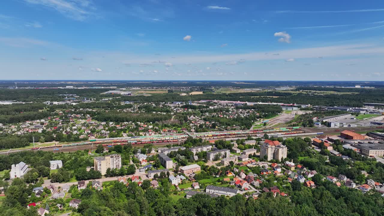 파노라마 뷰, 작은 마을 의 집 들 이 기차역 근처 에 서 있는,  ⁇ 은 여름 날