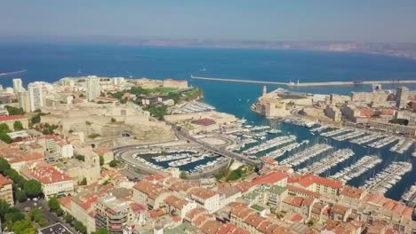 El-Impresionante-Y-Vibrante-Puerto-Antiguo-De-Marsella-En-El-Sur-De-Francia,-Un-Animado-Puerto-Deportivo-Junto-Al-Océano