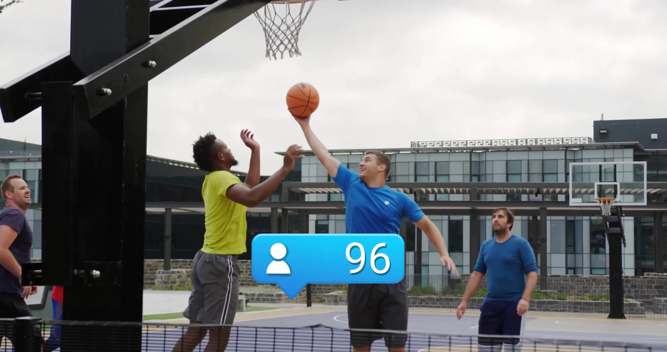 Gruppe mænd spiller basketball på udendørs bane med social medie-overlejring