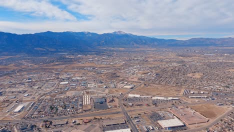 Flugzeugflug-Nach-Westen-über-Colorado-Springs-In-Richtung-Pikes-Peak-Und-Den-Rocky-Mountains