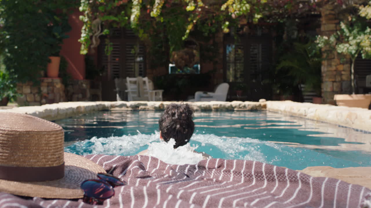 mujer sexy nadando en la piscina en una hermosa villa de vacaciones disfrutando del sol bronceado hermosa turista femenina en vacaciones de verano con bikini 4k imágenes