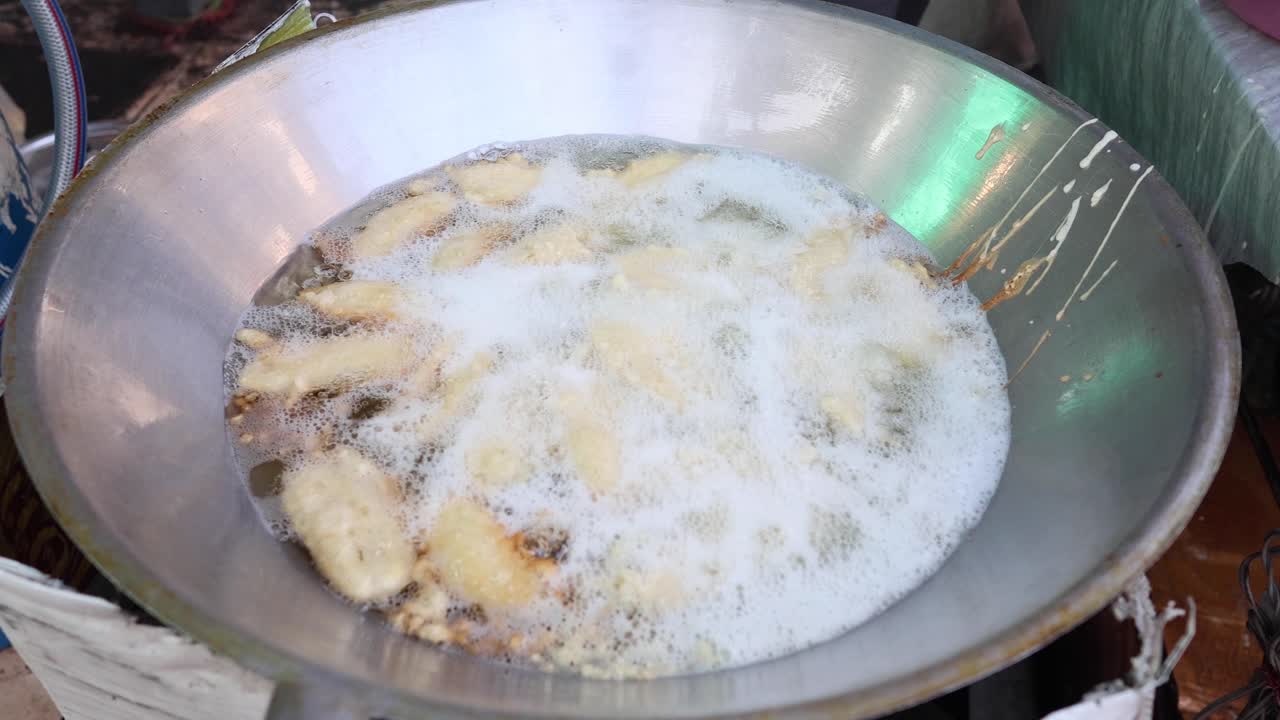 비에 뜨거운 기름에 겨진 바나나.