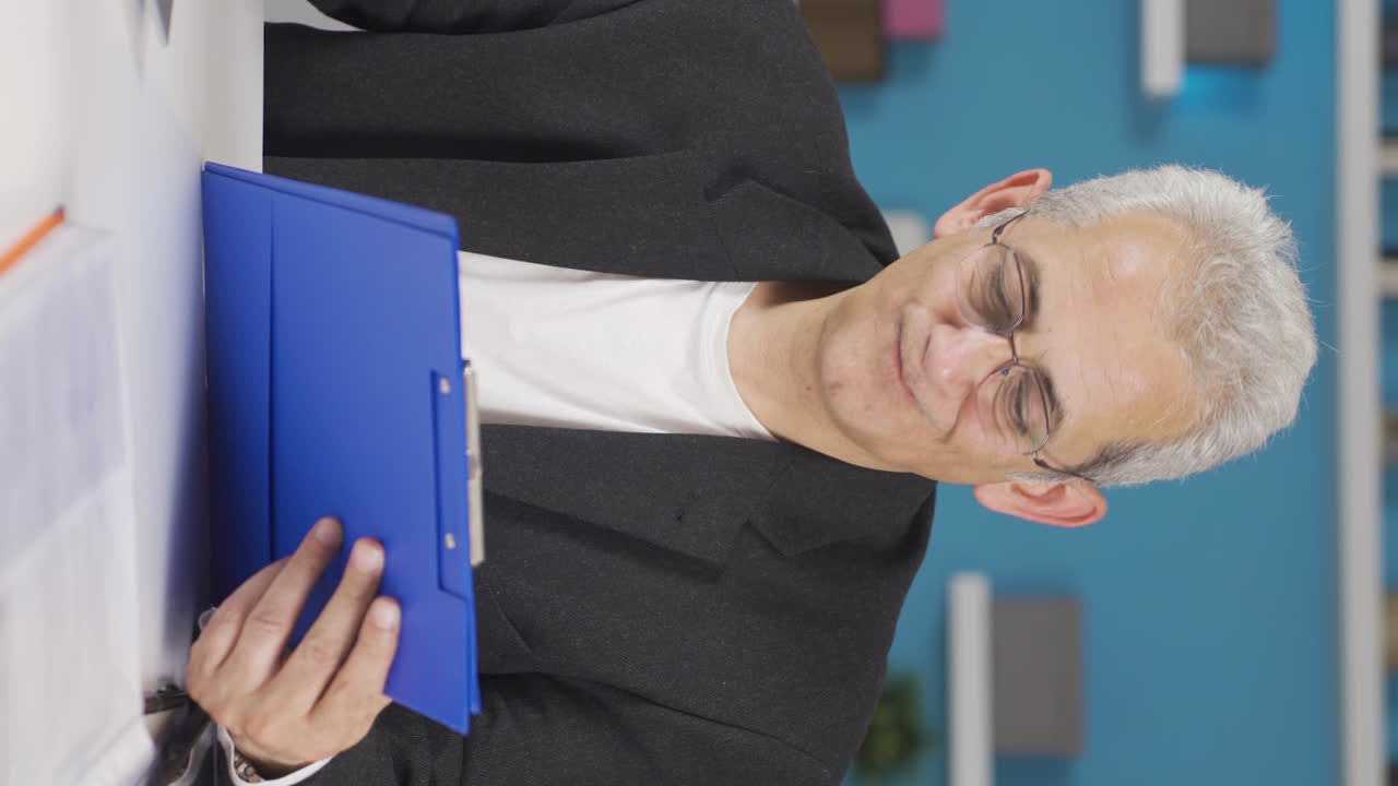 vídeo vertical de un trabajador de la oficina en casa fallando.