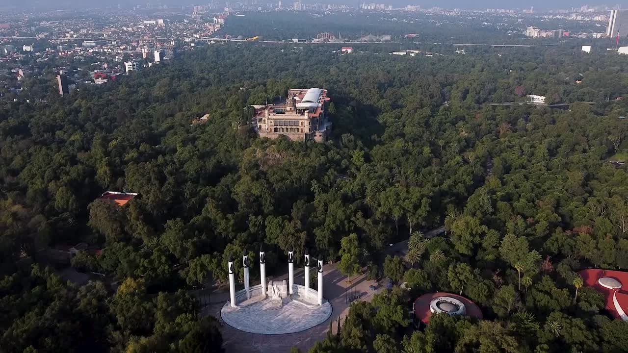 castillo de la ciudad de méxico rodeado por el bosque nacional de chapultepec en el día