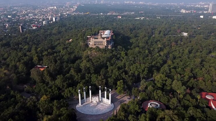Castelo da Cidade do México rodeado pela floresta nacional de Chapultepec durante o dia