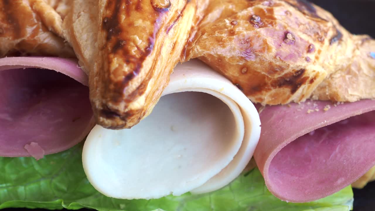 sándwich de croissant con jamón y pollo