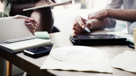 Closeup-hands-Business-people-meeting-in-cafe-using-digital-tablet-big-data