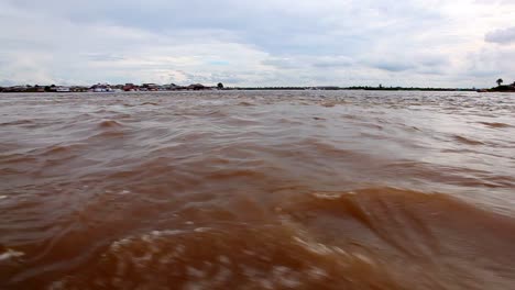 Un-Lugar-Cerca-De-Iquitos,-Peru-Donde-Se-Puede-Ver-Donde-Dos-Rios-Se-Unen-En-El-Rio-Amazonas