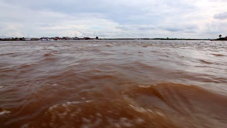un lugar cerca de iquitos, peru donde se puede ver donde dos rios se unen en el rio amazonas