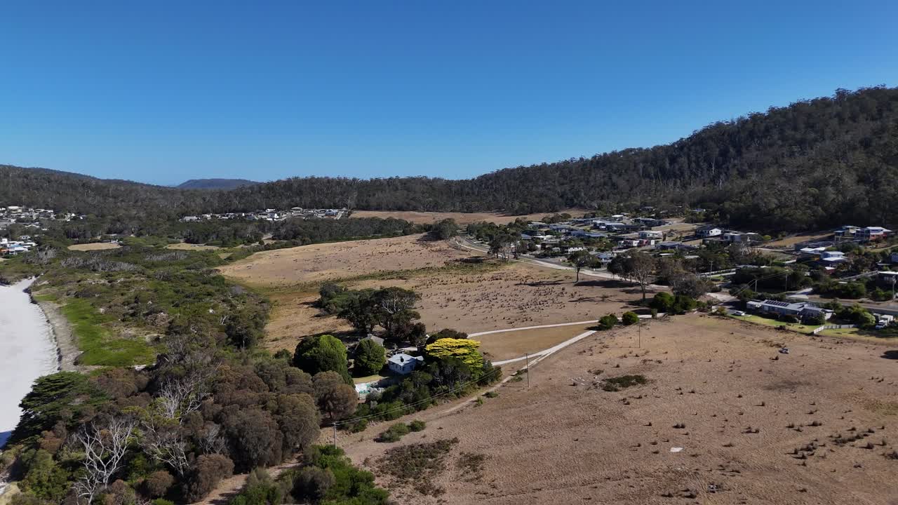 vista panorámica de la playa de arena blanca y la ciudad de bicheno en tasmania, australia