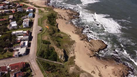 Ein-Gleitschirm-Landet-Am-Strand-Von-La-Pedrera-Uruguay