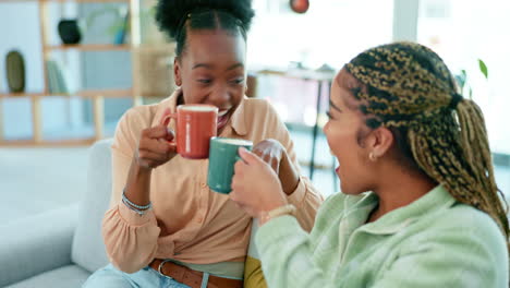 Café,-Aplausos-Y-Amigos-En-Un-Sofá-Hablando