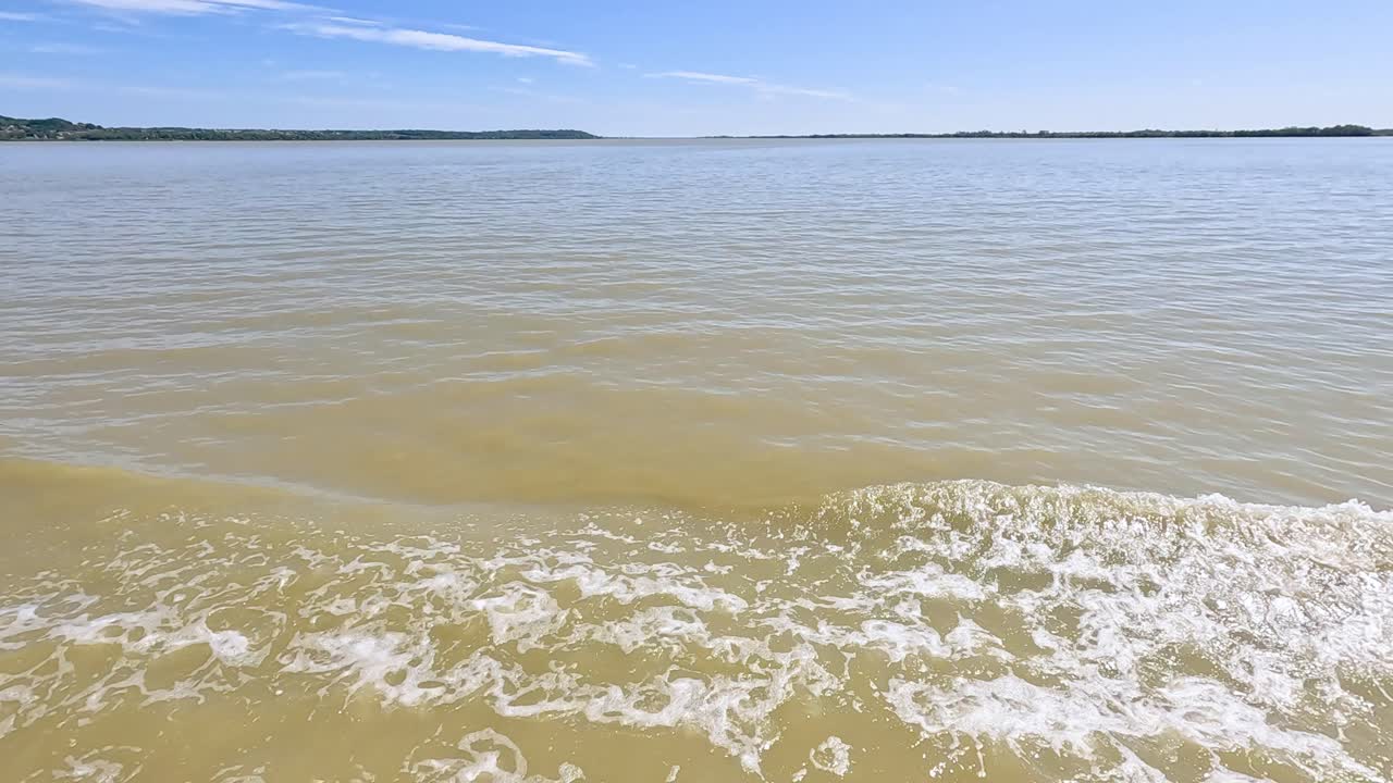 배는 평온한 블레이 물에 스프레이를 만니다.