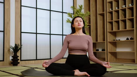 mujer haciendo yoga en el interior