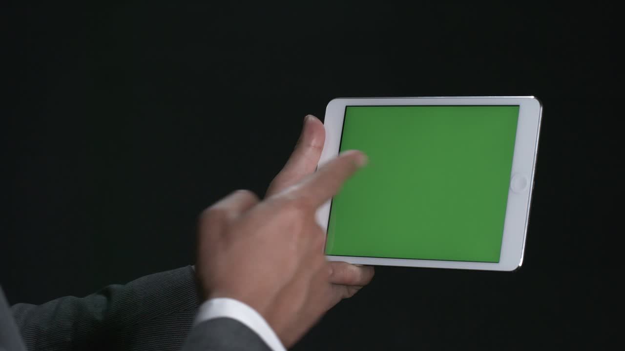 hombre irreconocible deslizando en la tableta