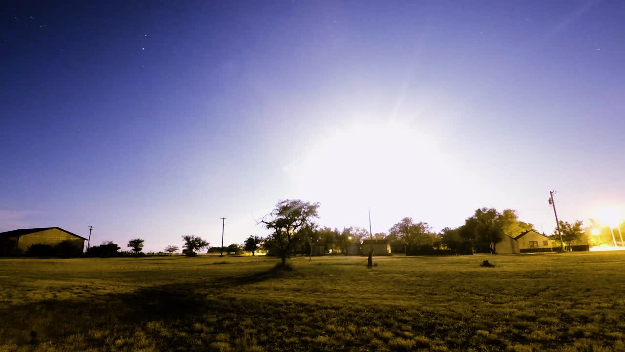 nightlapse - 나라의 작은 마을 하늘에 달과 별