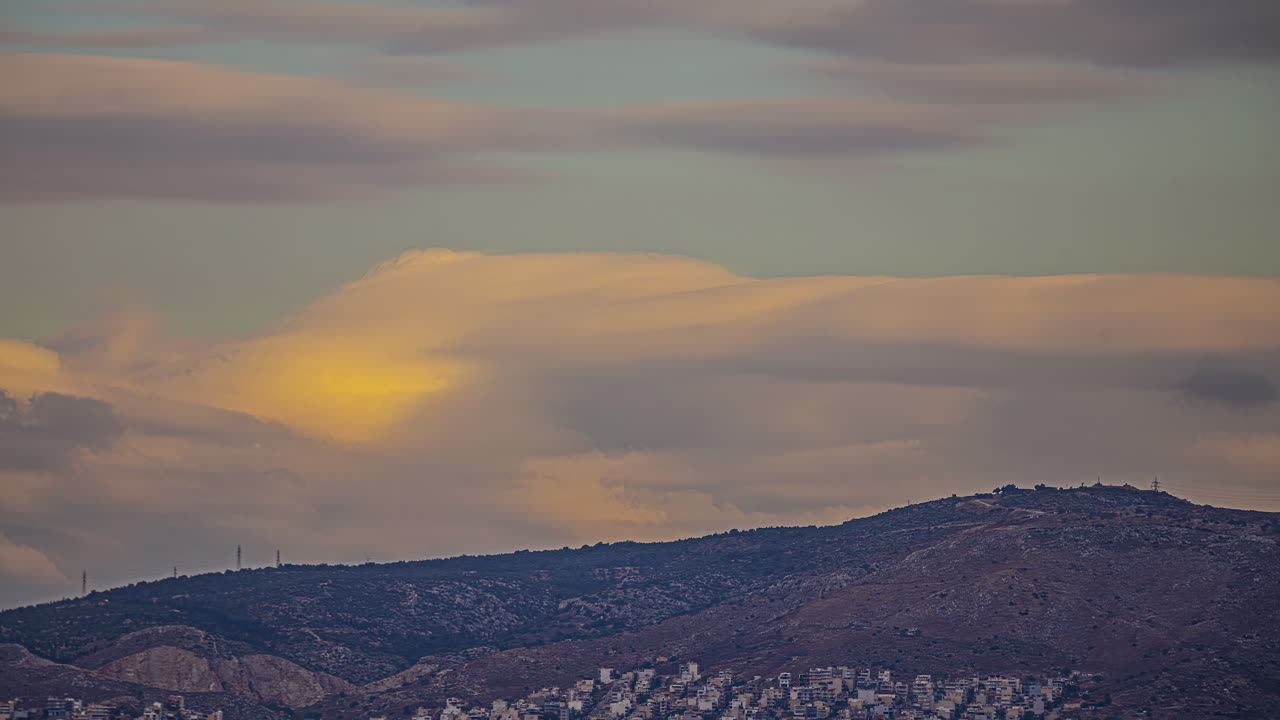 산 위에서 우유 같은 바다처럼 흐르는 구름의 파노라마 타임스