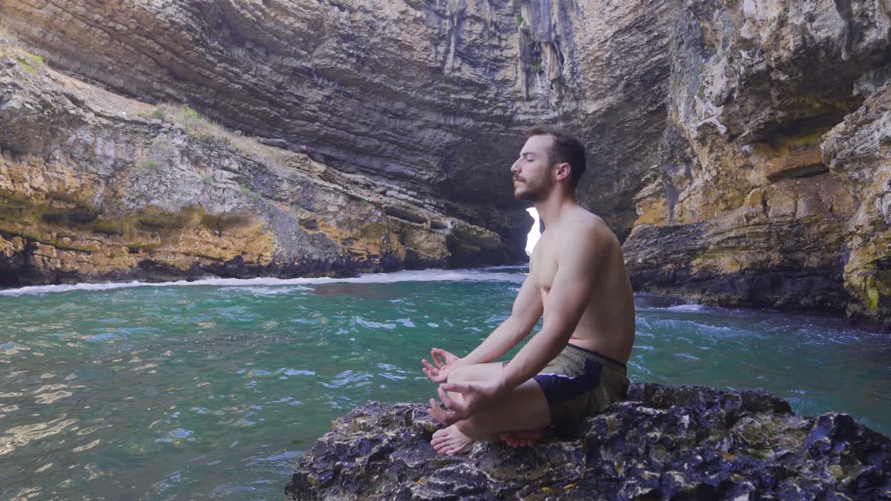 un joven musculoso y atractivo meditando.