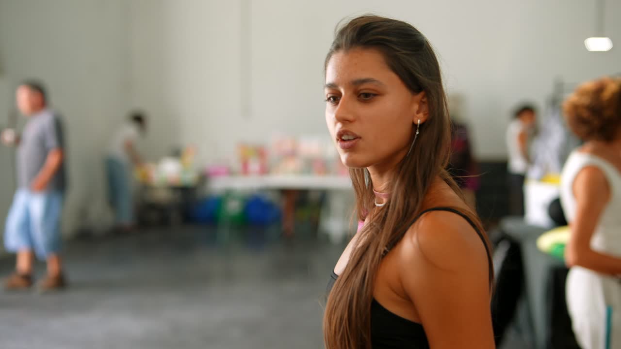 Immagini di donne che fanno shopping di vestiti