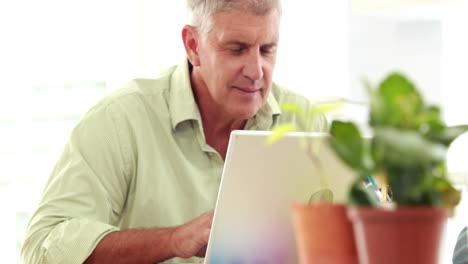 Casual-businessman-working-on-computer