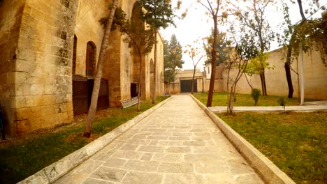 patio con camas fluwer de la vieja iglesia católica transformado en teatro urfa