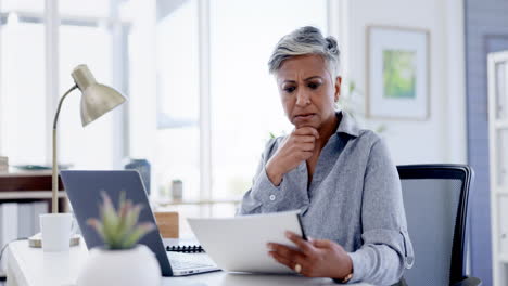 Mujer-Negra-De-Negocios-Pensando-En-La-Revisión-De-La-Deuda