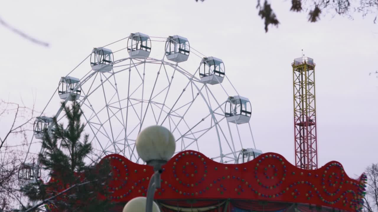 зимний парк развлечений с круговым колесом