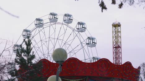 parque de atracciones de invierno con rueda gigante