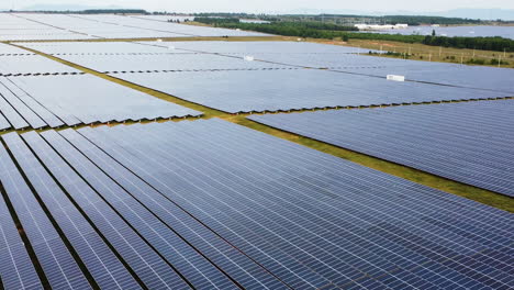 Vista-Aérea-De-La-Moderna-Granja-De-Plantas-De-Paneles-Solares-Para-El-Suministro-De-Energía-A-La-Ciudad-Inteligente,-Generador-De-Electricidad-De-Producción-De-Energía-Limpia-Alternativa-Ecológica