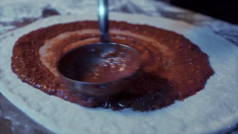 cocinero pone salsa de tomate en masa de pizza pizza 4k 120fps - material grabado