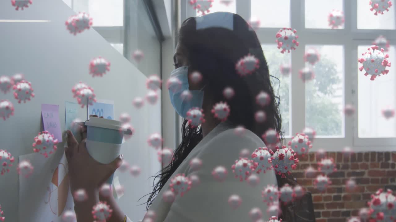 코로나 19 세포의 애니메이션 혼합 인종 여성이 얼굴 마스크로 메모 노트에 글을 쓰고 있습니다.