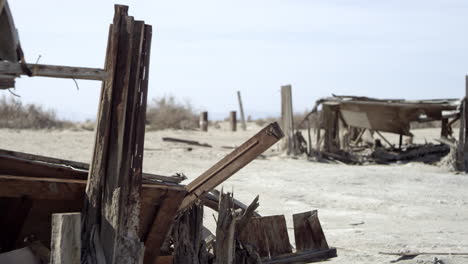 Verfallenes-Holz-Und-Rostige-Eisenruinen-Vom-Bauen-In-Der-Wüste