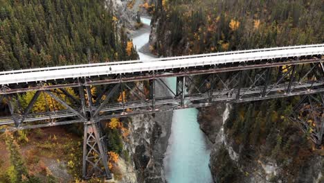 Vista-Aérea,-Puente-De-Carretera-Sobre-Profundo-Cañón-Y-Río-En-El-Paisaje-De-Alaska-Usa