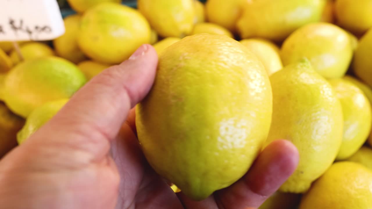 시장 상점 에서 레몬 을 손 으로 뽑는 것