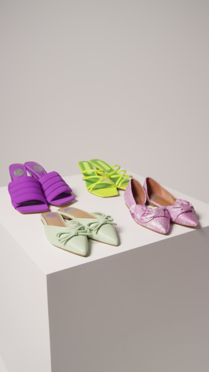 스튜디오에서 아름다운 신발 을 보여주는 사용자 생성 콘텐츠의 점프 으로 편집된 클로즈업 수직 비디오