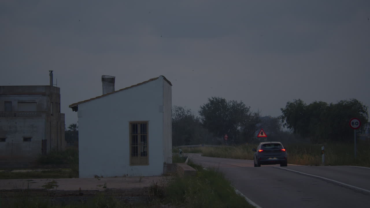 자동차가 교외 도로를 따라 운전하고 있습니다.