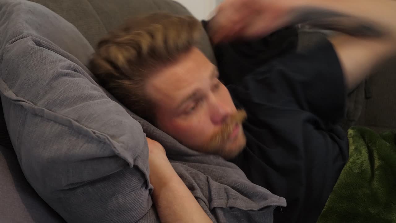 covid-19 때문에 자가 검역 중에 아프고 피곤합니다.