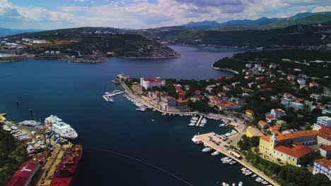 La-Impresionante-Fotografía-Con-Dron-Del-Puerto-Croata-Es-Impresionante,-Con-Vistas-Panorámicas-Del-Mar,-Los-Barcos,-Las-Colinas-Y-La-Ciudad,-Bastante-Pintoresca.