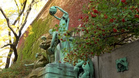 Escultura-De-Fuente-De-Agua-Femenina-En-Otoño