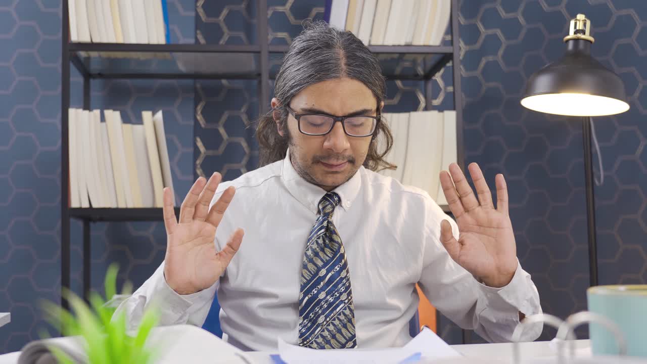 un hombre de negocios con distracción tuvo dificultades en la oficina.