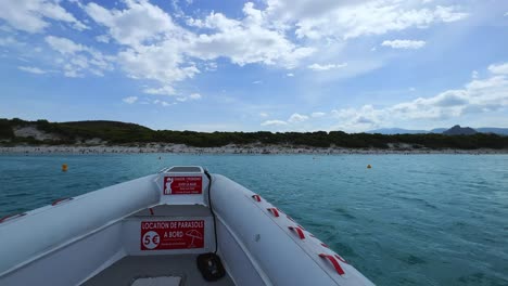 Vista-En-Primera-Persona-De-La-Proa-Del-Barco-Turístico-Que-Navega-Hacia-La-Famosa-Playa-De-Saleccia-En-Córcega,-Francia