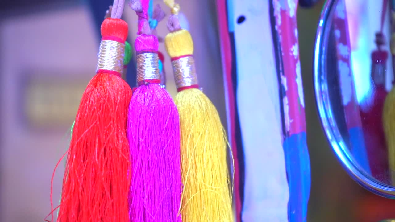 цветная гладкая шерсть с кисточкой крупным планом