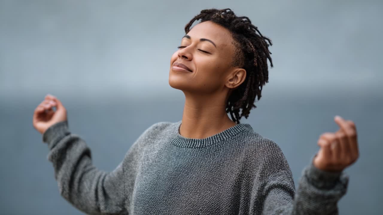 Uma pessoa que transmite tranquilidade e alegria, com uma expressão serena em um ambiente calmo, e que captura momentos de paz interior e contentamento em sua vida cotidiana.