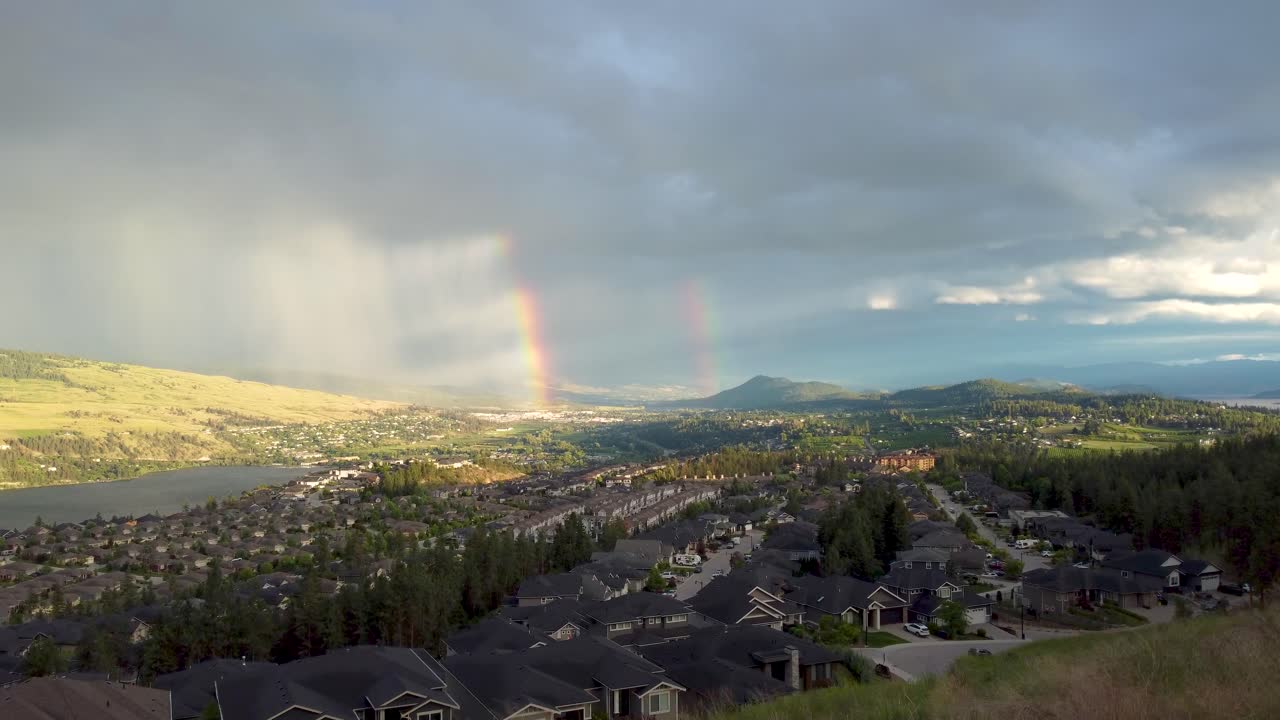 doble arco iris sobre los lagos comunidad, lago de madera | país de los lagos, interior de columbia británica, canadá | paisaje de okanagan | vista panorámica | vista panorámica | vecindario suburbano | desarrollo de viviendas