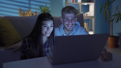 Joven-Pareja-Feliz-Viendo-Una-Película-En-Una-Computadora-Portátil-En-Casa.