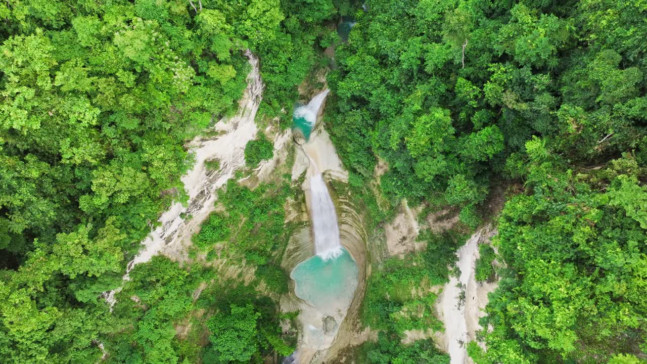 Cascate Dao, Samboan, Cebu, Filippine - Drone in ascesa sopra la giungla.