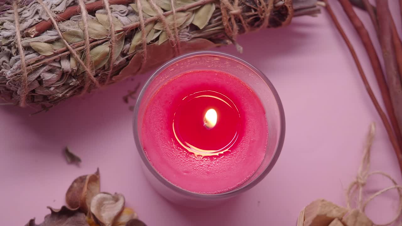 Aromatisk lys og salviebunt