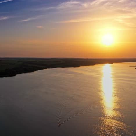 reflejo del agua del atardecer