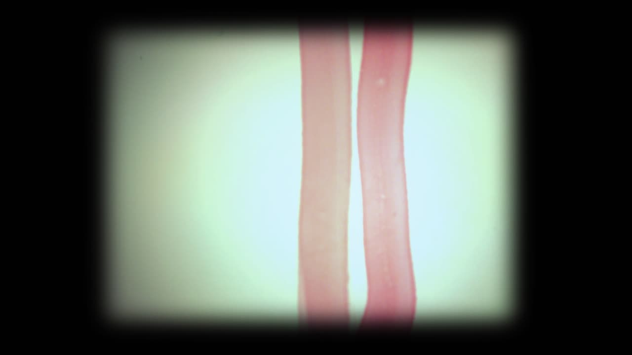 Linee rosse astratte che si muovono su uno sfondo di pellicola vintage.