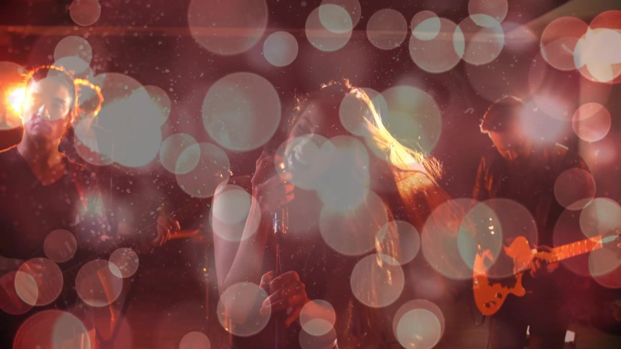 Illuminazione musicale che sfuma, cantante scintillante che si scuote i capelli e canta, duo di chitarristi che strimpella tra effetti bokeh.